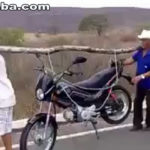 Multa para donos de cinquentinha motiva protesto bem humorado