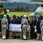 Aviões da FAB deixam a Colômbia com corpos de vítimas de voo da Chape