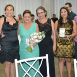 Taperuabenses prestigiam a educadora Socorrinha Brasileiro no Troféu Personalidade Classe A