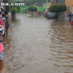 Açude se rompe e água invade casas no interior do Ceará
