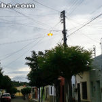 Lâmpadas dos postes de iluminação pública estão ligadas 24 horas em várias ruas de Taperuaba