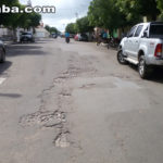 Avenida Nossa Senhora do Carmo no centro de Taperuaba apresenta vários buracos
