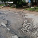 Taperuaba: Avenida Nossa Senhora do Carmo apresenta enormes buracos e esgoto