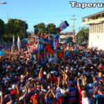 Como no hino, Fortaleza é abraçado pela leal torcida em chegada após acesso