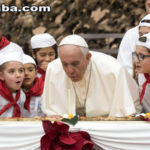 Papa Francisco comemora 81 anos entre crianças e apaga velinhas colocadas sobre uma pizza gigante