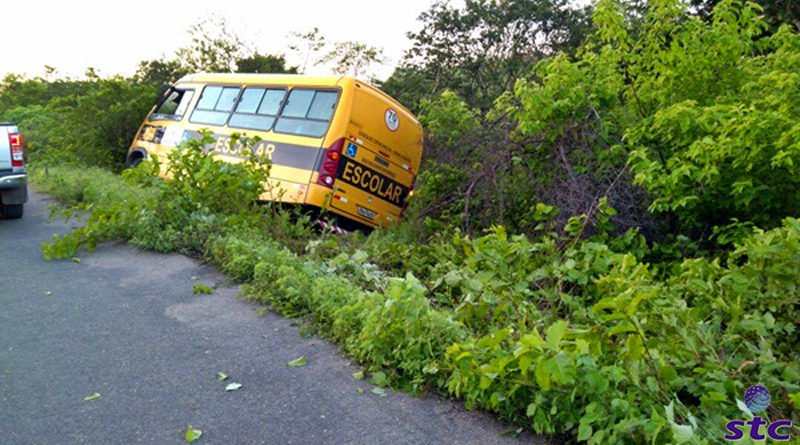 ônibus escolar tomba em Jaíbaras