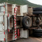 Motociclista e passageiro morrem em colisão com caminhão no Ceará