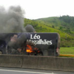 Ônibus do cantor Léo Magalhães pegou fogo após ser apreendido, em São Paulo