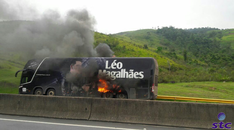 ônibus do cantor Léo Magalhães pega fogo