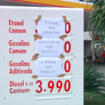 Gasolina comum falta em alguns postos, e motoristas pagam mais caro por combustível premium
