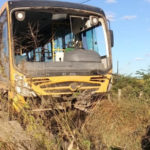 Mulher morre e 14 ficam feridos em acidente entre carro e ônibus escolar no Ceará