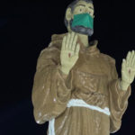 Estátua de São Francisco recebe máscara para conscientizar sobre cuidados contra a Covid-19