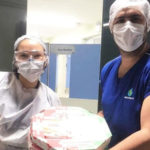Profissionais recebem pizza e mensagens escritas à mão durante plantão em hospital de Sobral