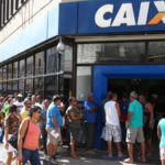 Caixa promete cadeiras e controle de distância em fila para saque de auxílio emergencial de R$ 600