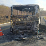 Colisão deixa um morto e causa incêndio em micro-ônibus na BR-222