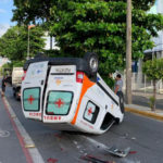 Ambulância com paciente do interior capota no Centro de Fortaleza
