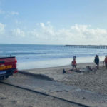 Nadadores retiram do mar corpo de adolescente na Praia de Iracema