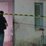 Mulher mata marido na porta da própria casa em Itaitinga