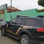 Operação da Polícia Federal cumpre mandados de busca em Fortaleza e em Catarina por compra de votos