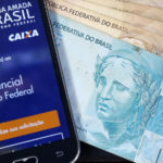 Saques do auxílio emergencial serão liberados para três novos grupos nesta semana; confira