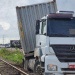 Carreta invade trilho de trem na BR-020, em Caucaia