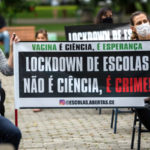 Grupo de pais e mães protesta contra fechamento de escolas em Fortaleza no lockdown