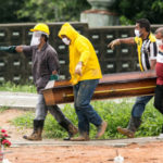 Coveiros relatam cansaço e dor de ver famílias não poderem dar adeus aos parentes mortos por Covid