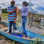 De moto, barco e a pé: a saga dos vacinadores para imunizar idosos contra a Covid no interior do CE