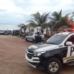 Polícia Militar flagra aglomeração na Praia da Leste e 30 pessoas são conduzidas à Delegacia