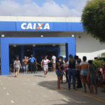 Primeiro dia de pagamento do auxílio emergencial gera filas em agências da Caixa em Fortaleza