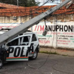 Viatura da PM colide contra poste no bairro Jacarecanga