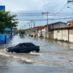 Rio Maranguapinho transborda e deixa moradores de bairros de Fortaleza em alerta
