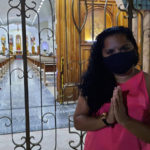 Mulher assiste a missa sentada em cadeira fora de igreja em Iguatu: ‘como se estivesse lá dentro’