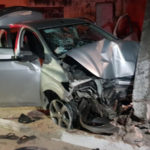 Suspeitos batem carro de aplicativo em poste após assalto a motorista em Caucaia