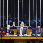 Câmara aprova projeto que torna feminicídio crime autônomo e eleva pena mínima para 15 anos