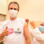 Governador Camilo Santana é vacinado contra a Covid-19 no Centro de Eventos, em Fortaleza
