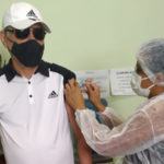 Radialista Marcio Sousa é vacinado contra a Covid-19 em Taperuaba