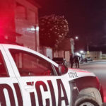 Homem é morto a tiros na frente de casa na presença da esposa e do filho no Bom Jardim, em Fortaleza