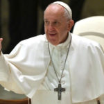 Papa Francisco tem febre, mas exames estão normais e recuperação segue bem