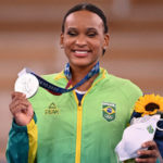 Rebeca Andrade conquista medalha de prata na final individual geral da ginástica; veja notas