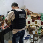 Polícia prende homem e desativa fábrica clandestina de bebidas alcoólicas em Fortaleza