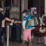 Fim de semana é o primeiro em que lojas de rua e shoppings abrem mais cedo; veja o que funciona