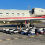 Suspeitos com 1,3 tonelada de cocaína tentaram fugir em avião após abordagem da PF
