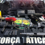Polícia Militar apreende arsenal com revólveres, simulacro de fuzil e submetralhadora