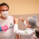 Governador Camilo Santana recebe a 2ª dose de vacina contra a Covid-19: “Viva a Ciência”