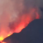 Vulcão de La Palma, na Espanha, expele lava do tamanho de prédios neste domingo (10)