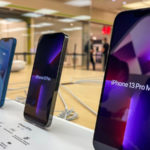 Apple e Samsung são notificadas por não justificarem venda de celulares sem carregadores