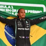Lewis Hamilton vence Fórmula 1 em São Paulo e celebra com bandeira do Brasil
