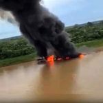 Balsas de garimpeiros ilegais são incendiadas pela Polícia Federal no Rio Madeira; veja vídeo