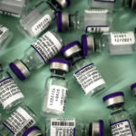 Vacina da Pfizer é ‘eficaz’ contra variante Ômicron a partir da terceira dose